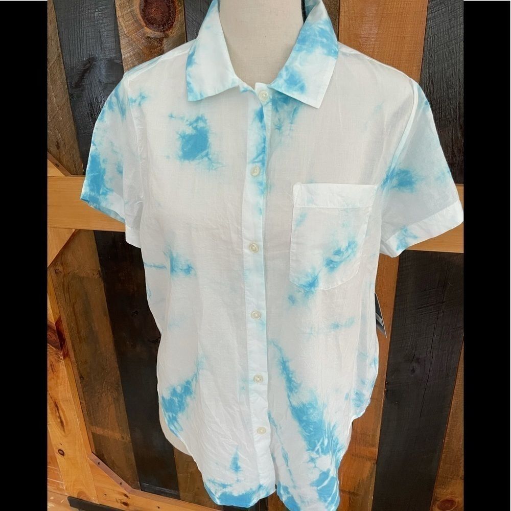 Women's Short-Sleeve Button-Up Shirt - White & Light Blue Tie-Dye